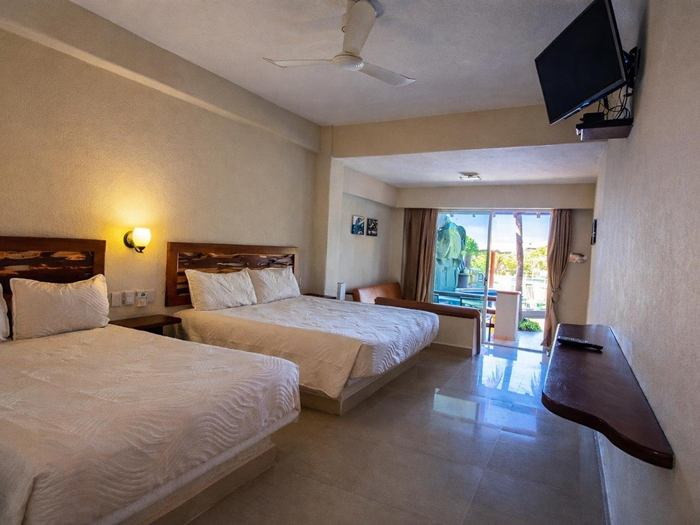 Double Room with TV and a glass door to the balcony